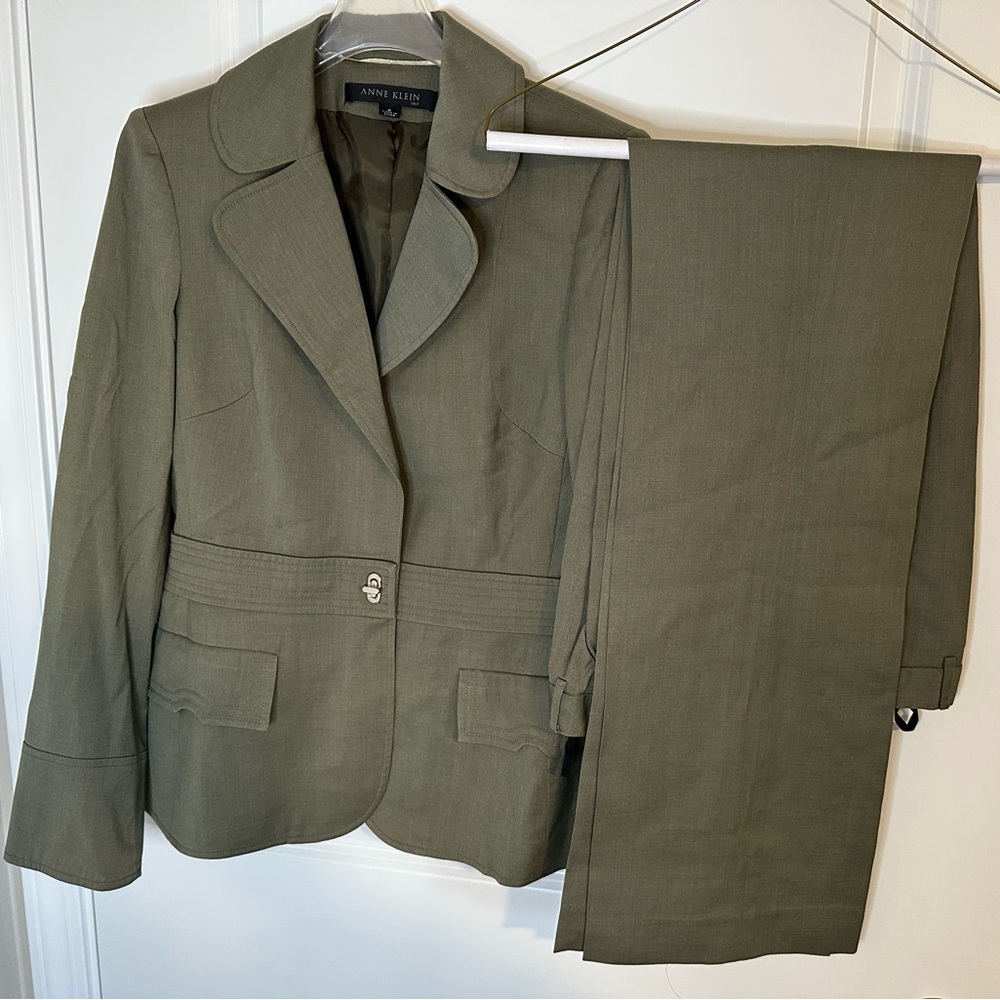 Anne Klein ladies suit size 4 olive green